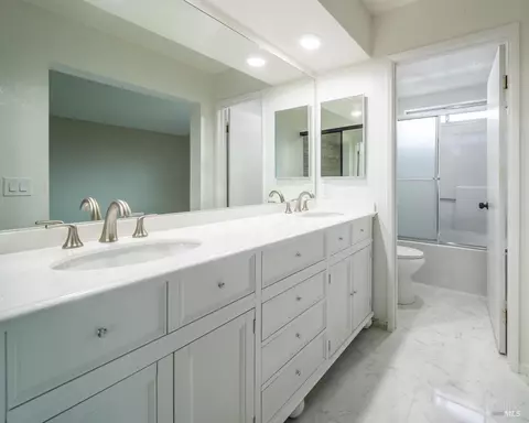 Bath - 453 Knights Cir, Vallejo, CA 94591 photo 2 of 4