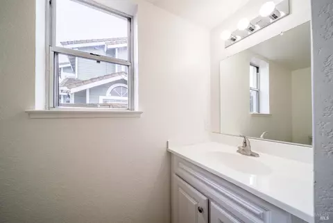 Bath - 453 Knights Cir, Vallejo, CA 94591 photo 1 of 4