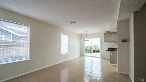 Living - 453 Knights Cir, Vallejo, CA 94591 photo 3 of 5