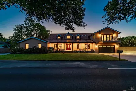 466 Pratt Ave, Saint Helena, CA 94574