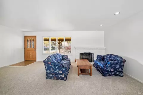 Living - 6 Oakhurst Pl, Santa Rosa, CA 95409 photo 2 of 7