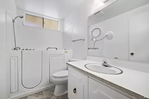 Bath - 6 Oakhurst Pl, Santa Rosa, CA 95409 photo 1 of 3