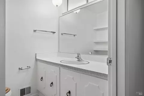 Bath - 6 Oakhurst Pl, Santa Rosa, CA 95409 photo 2 of 3