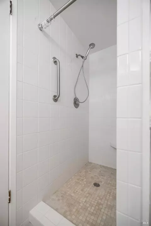 Bath - 6 Oakhurst Pl, Santa Rosa, CA 95409 photo 3 of 3
