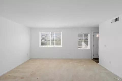Living - 712 Daniels Ave, Vallejo, CA 94590 photo 4 of 6