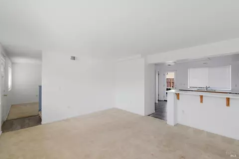 Living - 712 Daniels Ave, Vallejo, CA 94590 photo 2 of 6