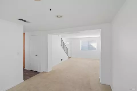 Living - 712 Daniels Ave, Vallejo, CA 94590 photo 5 of 6