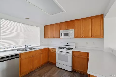 Kitchen - 712 Daniels Ave, Vallejo, CA 94590 photo 2 of 4