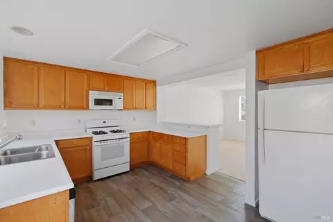 Kitchen - 712 Daniels Ave, Vallejo, CA 94590 photo 3 of 4