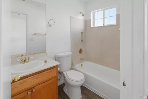 Bath - 712 Daniels Ave, Vallejo, CA 94590 photo 2 of 2