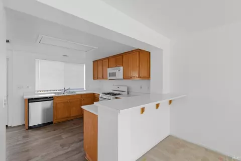 Kitchen - 712 Daniels Ave, Vallejo, CA 94590 photo 4 of 4