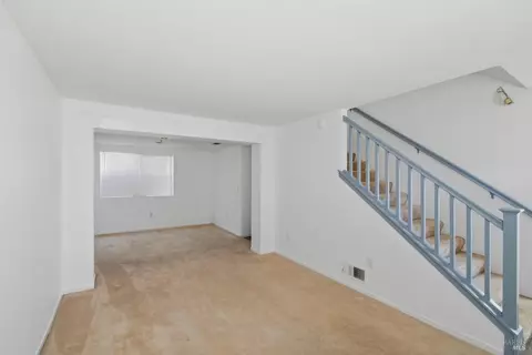 Living - 712 Daniels Ave, Vallejo, CA 94590 photo 3 of 6