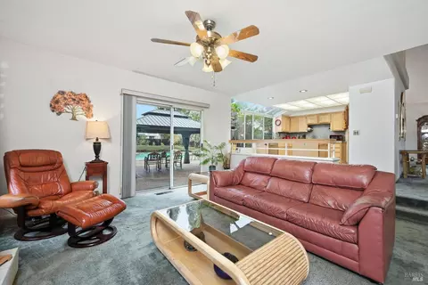 Living - 327 Blazing Star Ct, Windsor, CA 95492 photo 6 of 7