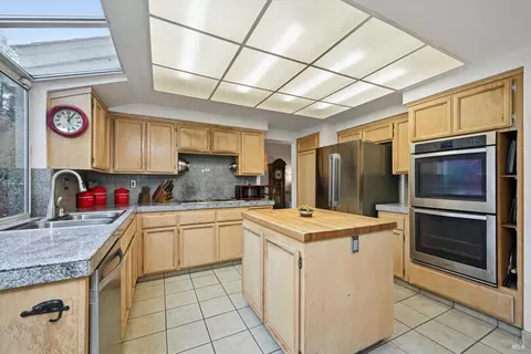 Kitchen - 327 Blazing Star Ct, Windsor, CA 95492 photo 2 of 5