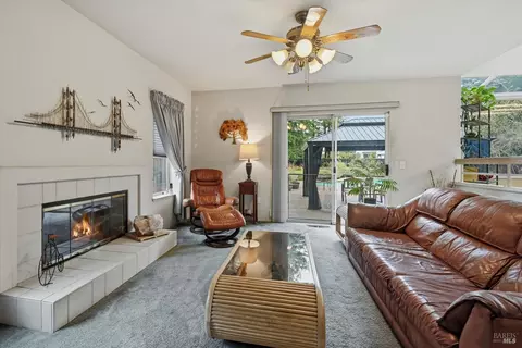 Living - 327 Blazing Star Ct, Windsor, CA 95492 photo 5 of 7