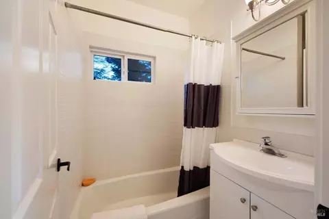 Bath - 2557 Trinity Rd, Glen Ellen, CA 95442 photo 6 of 6
