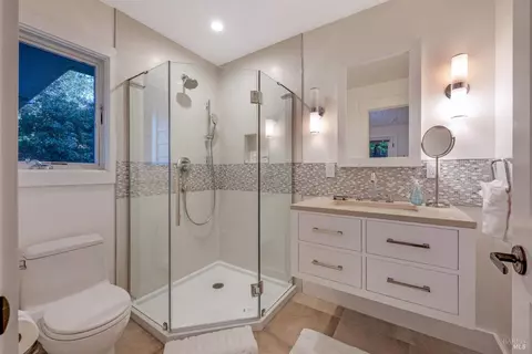 Bath - 2557 Trinity Rd, Glen Ellen, CA 95442 photo 2 of 6