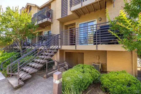 1198 Pear Tree Ln, Napa, CA 94558