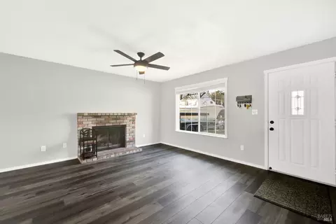 Living - 292 Woolner Ct, Fairfield, CA 94533 photo 2 of 7