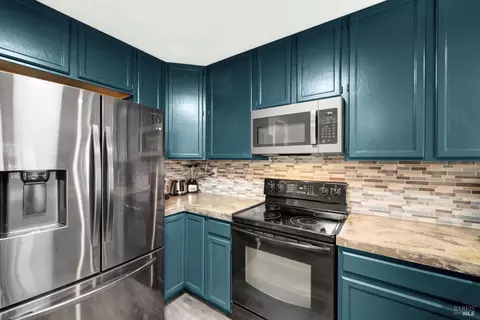 Kitchen - 292 Woolner Ct, Fairfield, CA 94533 photo 8 of 9