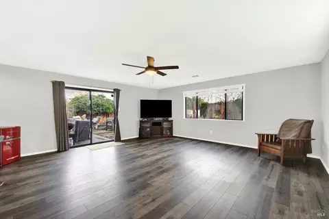 Living - 292 Woolner Ct, Fairfield, CA 94533 photo 4 of 7