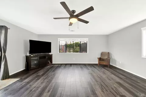 Living - 292 Woolner Ct, Fairfield, CA 94533 photo 5 of 7