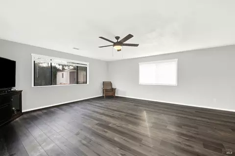 Living - 292 Woolner Ct, Fairfield, CA 94533 photo 6 of 7