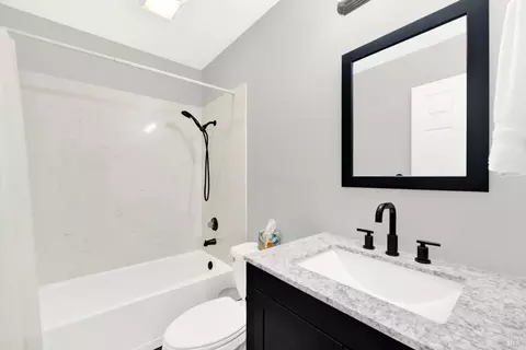 Bath - 292 Woolner Ct, Fairfield, CA 94533 photo 3 of 4