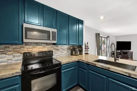 Kitchen - 292 Woolner Ct, Fairfield, CA 94533 photo 7 of 9