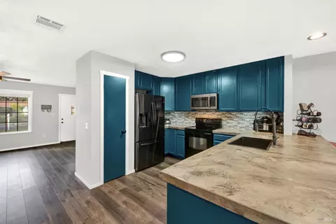 Kitchen - 292 Woolner Ct, Fairfield, CA 94533 photo 6 of 9