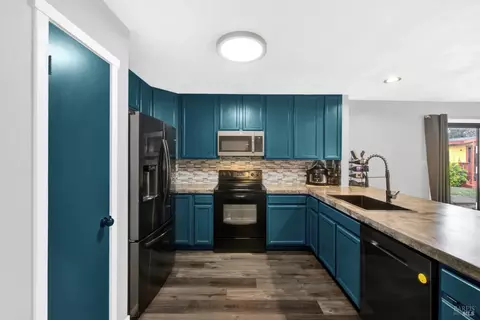 Kitchen - 292 Woolner Ct, Fairfield, CA 94533 photo 5 of 9