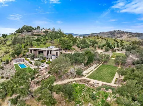 860 Meadowood Ln, Saint Helena, CA 94574