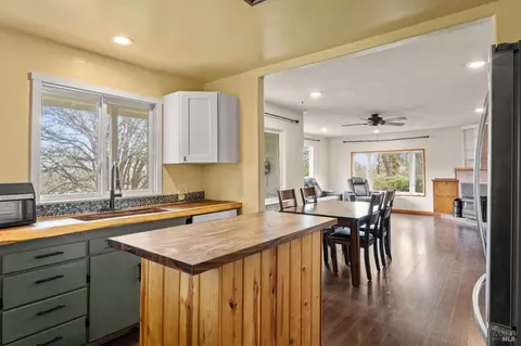 210 Bourbon Ln, Ukiah, CA 95482 photo 4