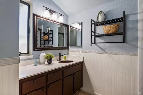 Bath - 1740 Stuart Ct, Benicia, CA 94510 photo 3 of 4