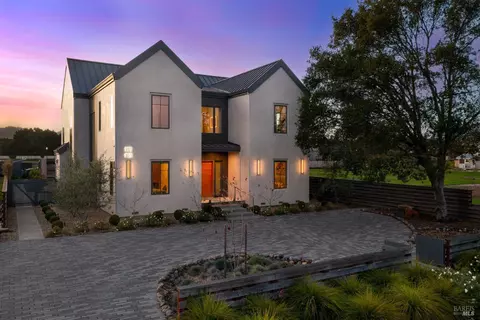 991 Grove St, Healdsburg, CA 95448