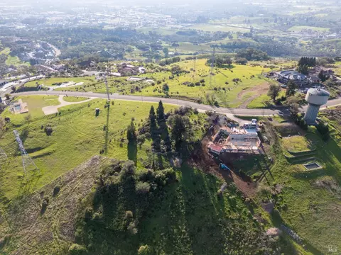 3870 Skyfarm Dr, Santa Rosa, CA 95403