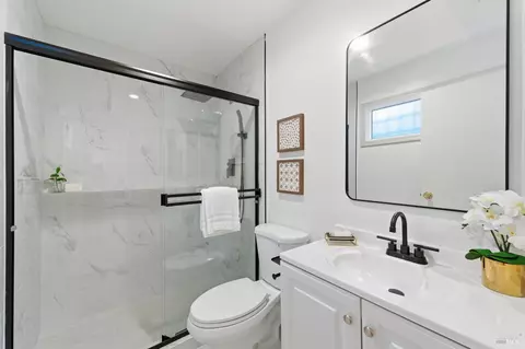 Bath - 200 Evelyn Cir, Vallejo, CA 94589 photo 1 of 3
