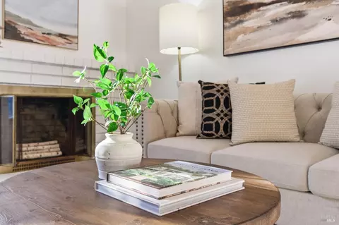 Living - 200 Evelyn Cir, Vallejo, CA 94589 photo 3 of 5