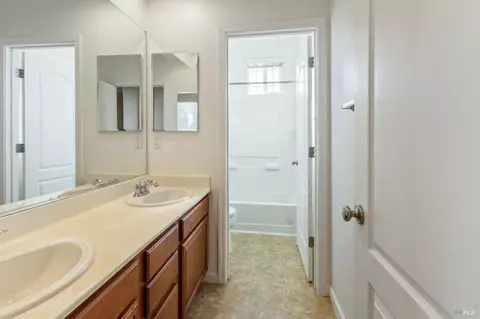 Bath - 5018 Brown Ln, Fairfield, CA 94533 photo 3 of 3