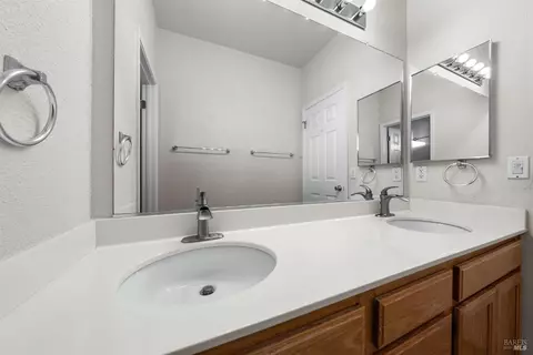 Bath - 2837 Watson Ct, Fairfield, CA 94534 photo 8 of 8