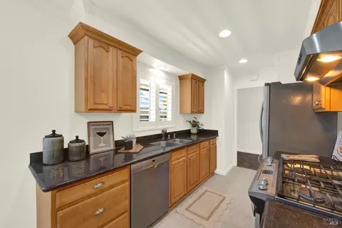 Kitchen - 216 Manhattan St, Vallejo, CA 94591 photo 5 of 8