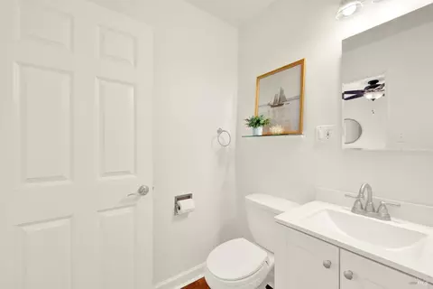 Bath - 216 Manhattan St, Vallejo, CA 94591 photo 2 of 5