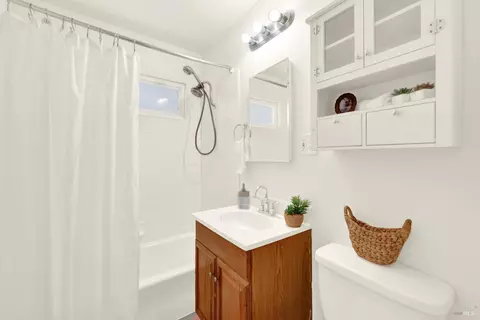 Bath - 216 Manhattan St, Vallejo, CA 94591 photo 4 of 5