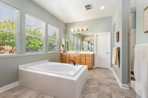 Bath - 8596 Starr Rd, Windsor, CA 95492 photo 1 of 6