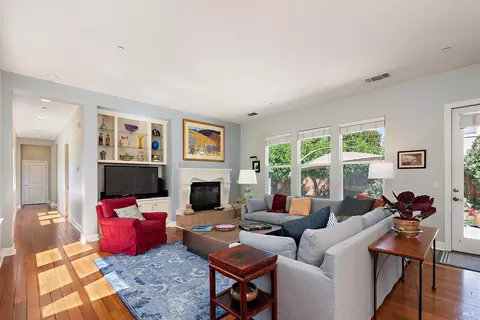 Living - 8596 Starr Rd, Windsor, CA 95492 photo 3 of 5