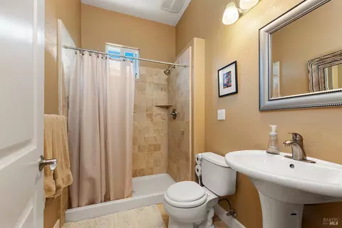 Bath - 8596 Starr Rd, Windsor, CA 95492 photo 4 of 6