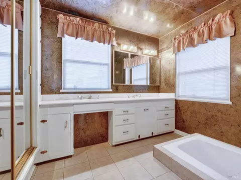 Bath - 640 Dora Ave, Ukiah, CA 95482 photo 1 of 2