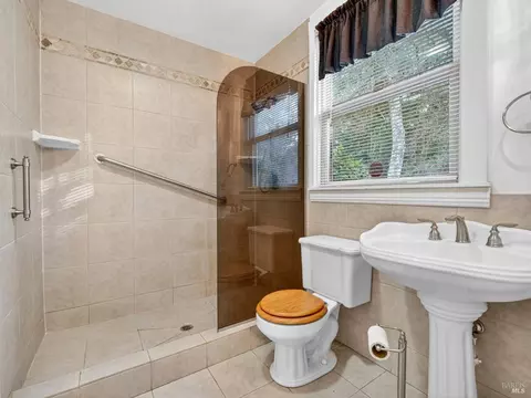 Bath - 640 Dora Ave, Ukiah, CA 95482 photo 2 of 2