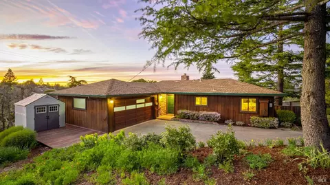 28 Meadowglen Dr, Petaluma, CA 94952