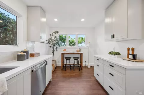 Kitchen - 16 Glen Dr, Sausalito, CA 94965 photo 5 of 8